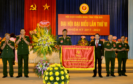 Thay mặt Ban Chấp hành Đảng bộ tỉnh, đồng chí Chủ tịch UBND tỉnh Đỗ Đức Duy tặng Đại hội bức cờ thêu mang dòng chữ 