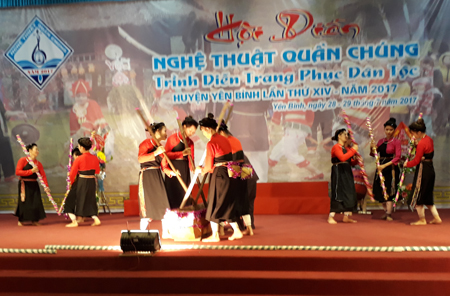 Tiết mục biểu diễn trong Hội diễn Nghệ thuật quần chúng và Trình diễn trang phục dân tộc huyện Yên Bình, lần thứ XIV, năm 2017.