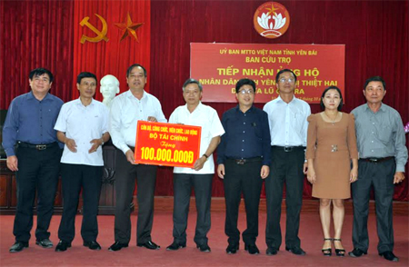 Đồng chí Bùi Xuân Ngọc – Phó Chủ tịch Thường trực Công đoàn Bộ Tài chính trao kinh phí hỗ trợ cho lãnh đạo Ủy ban MTTQ tỉnh Yên Bái.