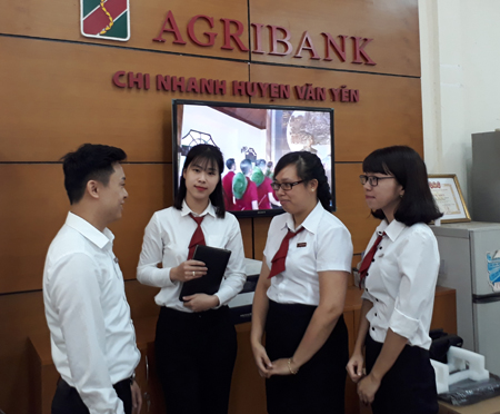 Nguyễn Thị Phương Linh (thứ hai bên phải) trao đổi chuyên môn cùng các đồng nghiệp.