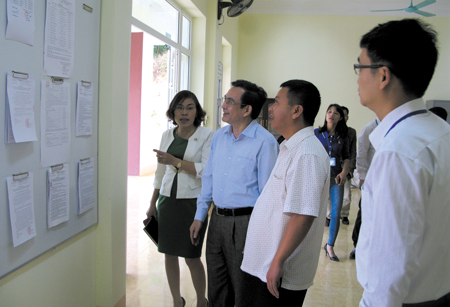 Đoàn công tác của tỉnh và huyện Yên Bình kiểm tra công tác CCHC tại xã Tân Hương.