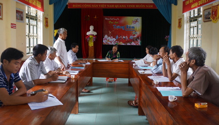 Các đảng viên đóng góp ý kiến trong sinh hoạt Chi bộ Đồng Đình.