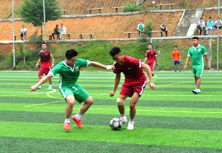 Trận thi đấu chung kết gay cấn giữa đội bóng huyện Trấn Yên 1 và đội bóng huyện Yên Bình 2.
