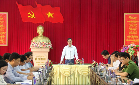Đồng chí Dương Văn Tiến  - Phó Chủ tịch UBND tỉnh phát biểu tại buổi làm việc với huyện Yên Bình về công tác chuẩn bị Lễ hội Bưởi Đại Minh và Đua thuyền trên hồ Thác Bà năm 2017.