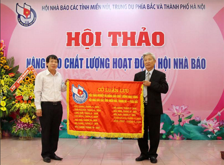 Lãnh đạo Hội Nhà báo Bắc Giang trao cờ luân lưu cho lãnh đạo Hội Nhà báo Hà Nội đăng cai Hội thảo năm 2018.