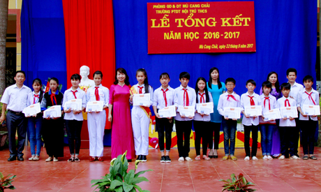 Ban Giám hiệu Trường PTDTNT THCS Mù Cang Chải tặng Giấy khen cho học sinh đạt học sinh giỏi toàn diện năm học 2016 - 2017.