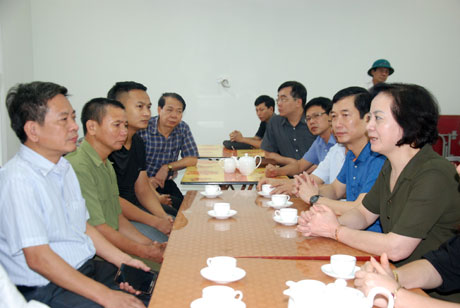 Đồng chí Phạm Thị Thanh Trà – Bí thư Tỉnh ủy Yên Bái trong buổi gặp mặt, động viên gia đình nhà báo Đinh Hữu Dư sau khi anh gặp nạn.