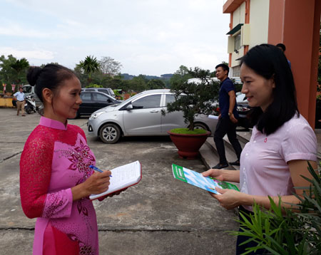 Bà Chu Thị Lợi (bên trái) trao đổi  với cán bộ Ngân hàng Chính sách xã hội.