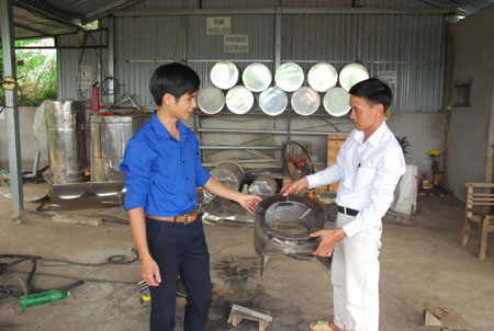 Cơ sở sản xuất bếp nóng lạnh của đoàn viên Nguyễn Văn Huỳnh ở thôn Đại Thịnh, xã An Thịnh, tạo việc làm thường xuyên cho 10 lao động.