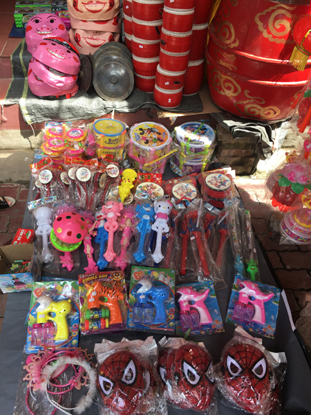 Các mặt hàng đồ chơi không rõ nguồn gốc, xuất xứ được bày bán tràn lan tại các cửa hàng đồ chơi trên địa bàn thành phố Yên Bái.