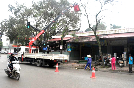 Lực lượng chức năng giải phóng hành lang khu vực chợ ngã tư Nam Cường, thành phố Yên Bái.