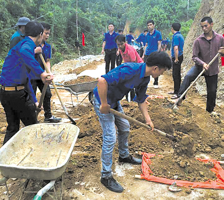 Đoàn viên thanh niên huyện Văn Yên tham gia làm đường giao thông nông thôn.