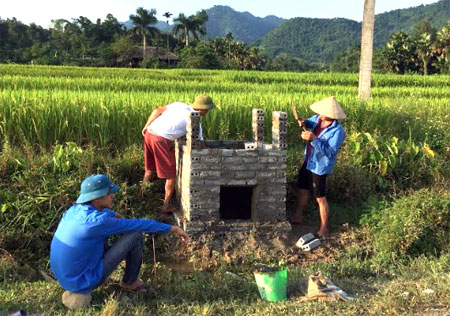 Tuổi trẻ xã Chấn Thịnh, huyện Văn Chấn  xây dựng lò xử lý rác thải mi ni xử lý bao bì thuốc bảo vệ thực vật tại cánh đồng thôn Lạn 1.