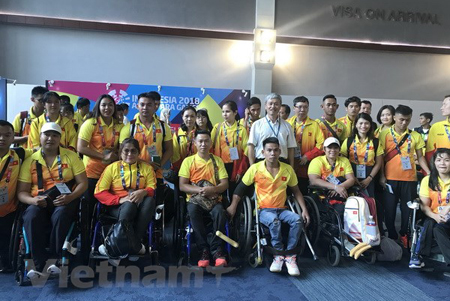 Đoàn thể thao người khuyết tật Việt Nam tại sân bay Soekarno Hatta.