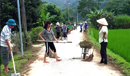 Nhân dân xã Việt Hồng vệ sinh đường làng tạo cảnh quan sạch đẹp.
