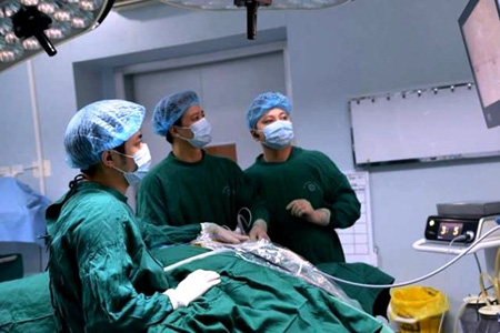 Ê kíp phẫu thuật của BV Nội tiết Trung ương phẫu thuật nội soi tuyến giáp một lỗ cho người bệnh.