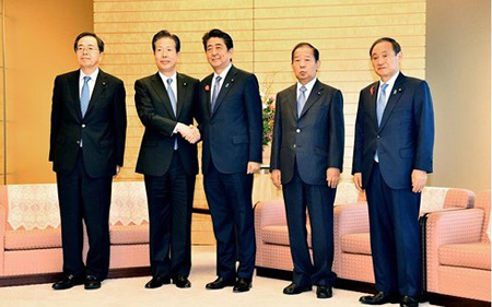 Thủ tướng Nhật Bản Shinzo Abe (giữa) trước khi tuyên bố cải tổ nội các.