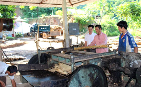 Mô hình chế biến gỗ rừng trồng cho thu nhập cao của hội viên nông dân xã Bảo Ái, huyện Yên Bình.