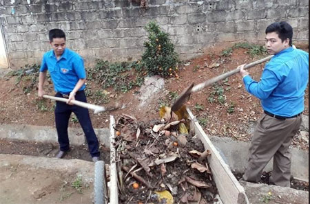 Đoàn viên thanh niên xã Phú Thịnh tham gia vệ sinh môi trường.