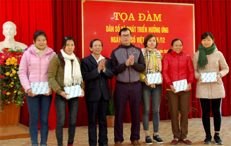 Xã Đông An, huyện Văn Yên đã thực hiện khen thưởng cho các hộ sinh con một bề.