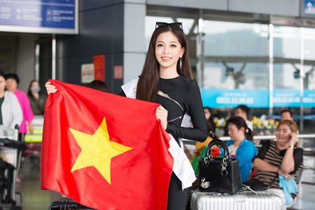 Á hậu Phương Nga tự hào bên Quốc kỳ Việt Nam trước lúc lên đường dự thi Miss Grand International 2018.