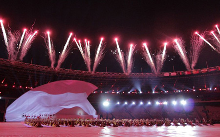 Màn pháo hoa rực rỡ thắp sáng lễ khai mạc Asian Para Games 2018 ở Gelora Bung Karno, Indonesia ngày 6/10.