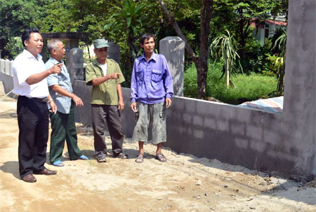 Bí thư Chi bộ kiêm Trưởng thôn Gốc Sổ - Trần Văn Khiêm (ngoài cùng, bên trái) trao đổi với các hộ dân trong thôn về việc mở rộng lòng, lề đường.