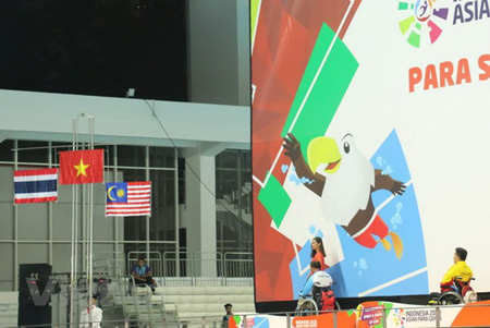 Cờ Việt Nam được kéo lên trong tiếng quốc ca trong nghi lễ trao huy chương vàng.