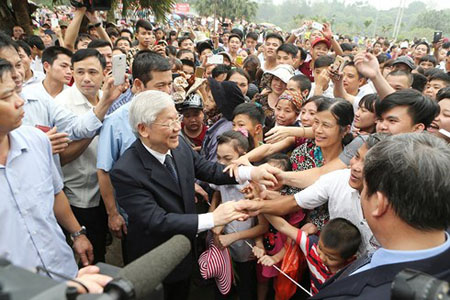 Tổng Bí thư Nguyễn Phú Trọng với nhân dân tham dự Lễ hội Đền Hùng năm Bính Thân 2016.