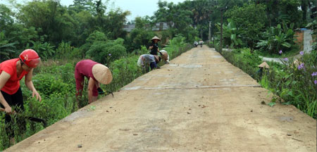 Hội viên Chi hội Đầm Vông, xã Âu Lâu chăm sóc tuyến đường hoa do Chi hội tự quản.