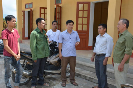 Lãnh đạo xã Yên Hợp gặp gỡ, động viên Trưởng thôn Yên Thịnh và một số người dân tham gia thi công công trình Nhà Văn hóa thôn Yên Thịnh.