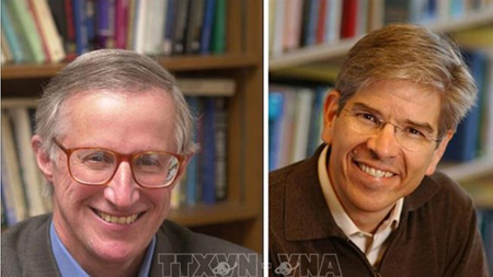 Hai nhà kinh tế học người Mỹ William D.Nordhaus (trái) và Paul M.Romer được trao giải Nobel Kinh tế năm 2018.