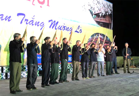 Câu lạc bộ Nhạc cụ dân tộc Thái Mường Lò biểu diễn khèn bè trong đêm văn nghệ kỷ niệm Ngày Quốc khánh 2/9.