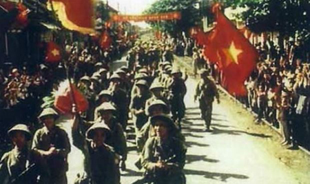 Ngày 10/10/1954 đoàn quân chiến thắng tiến về tiếp quản Thủ đô (Ảnh tư liệu).