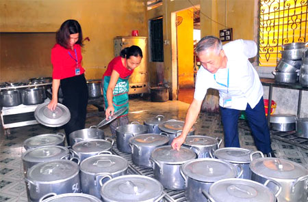 Ban Giám hiệu Trường Tiểu học Hồng Thái thường xuyên quan tâm, kiểm tra khâu chế biến, bảo đảm ATVSTP ở bếp ăn của trường.