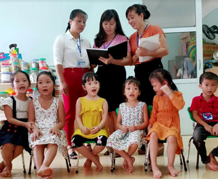 Cô giáo Mông Thị Lụa (giữa) nhận xét sau giờ dự giảng. 
