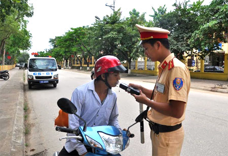 Lực lượng cảnh sát giao thông huyện Văn Yên kiểm tra nồng độ cồn đối với người điều khiển phương tiện.