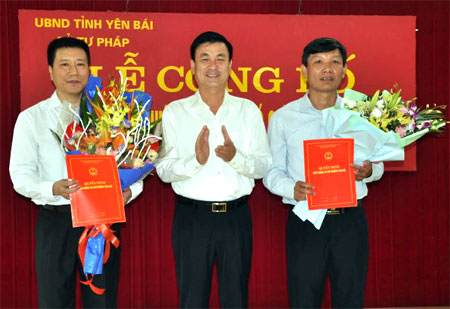 Đồng chí Nguyễn Chiến Thắng - Ủy viên Ban Thường vụ Tỉnh ủy, Phó chủ tịch UBND tỉnh trao Quyết định của Chủ tịch UBND tỉnh và tặng hoa chúc mừng hai tân Phó giám đốc sở Tư pháp.