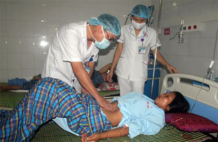 Bác sỹ Trung tâm Y tế huyện Văn Yên thăm khám bệnh nhân sau phẫu thuật.