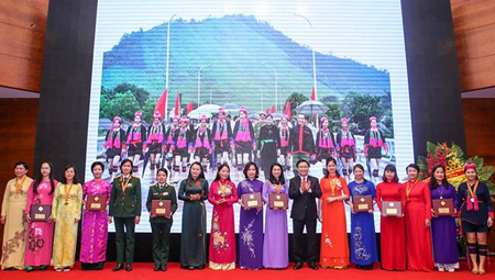 Các tập thể, cá nhân nhận Giải thưởng Phụ nữ Việt Nam năm 2017.