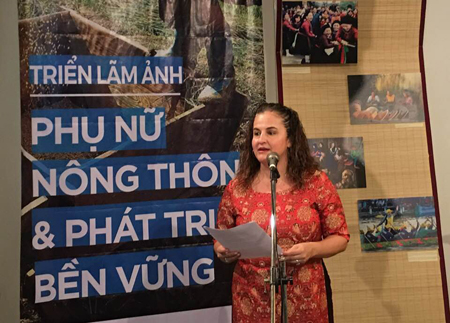 Trưởng văn phòng UN Women tại Việt Nam Eliza Fernandez phát biểu khai mạc Triển lãm ảnh.