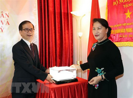 Chủ tịch Quốc hội Nguyễn Thị Kim Ngân tặng quà lưu niệm cho Đại sứ quán.