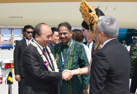 Đại diện Indonesia đón Thủ tướng tại sân bay.