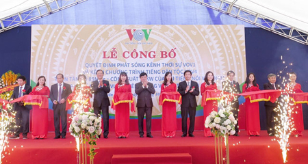 Các đại biểu cắt băng công bố quyết định phát sóng kênh VOV1, VOV4 khu vực Tuyên Quang và các tỉnh lân cận.