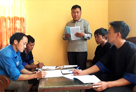 Phó Bí thư Thường trực, Chủ nhiệm UBKT Đảng ủy xã Dế Xu Phình Chang Pàng Rùa trao đổi với cán bộ về công tác kiểm tra, giám sát của Đảng tại địa phương.