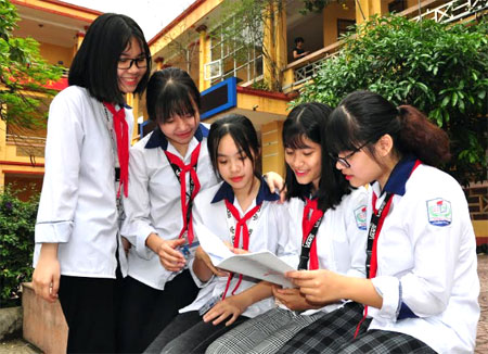 Các em học sinh Trường THCS Lê Hồng Phong trao đổi bài.