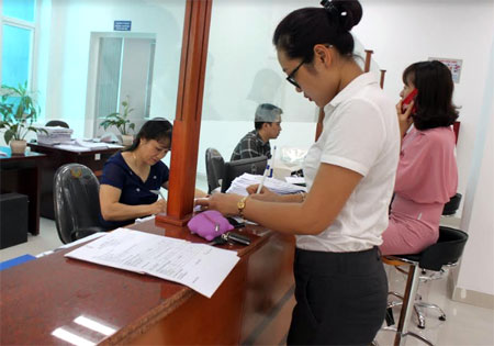 Các tổ chức, cá nhân đến giao dịch tại bộ phận “Một cửa” Bảo hiểm xã hội tỉnh Yên Bái.