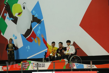 Võ Thanh Tùng nhận Huy chương bạc ở nội dung bơi 50m tự do hạng S5.