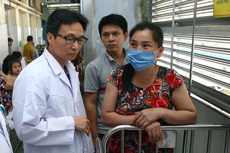 Phó Thủ tướng động viên gia đình có người bệnh đang điều trị tại Bệnh viện Nhi đồng 1 TPHCM.