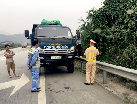 Phương tiện đi ngược chiều trên cao tốc Nội Bài - Lào Cai bị lực lượng chức năng xử lý.